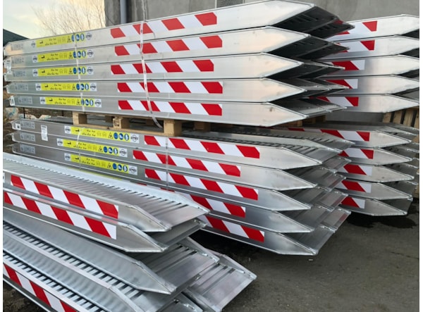 Rampe incarcare/descarcare ITR Rampe 3 m, 4.3 t. cu borduri de vanzare